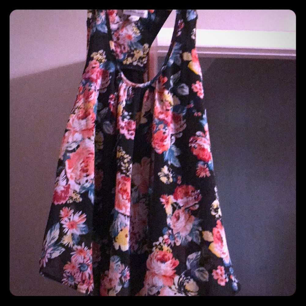 Black floral pattern tank